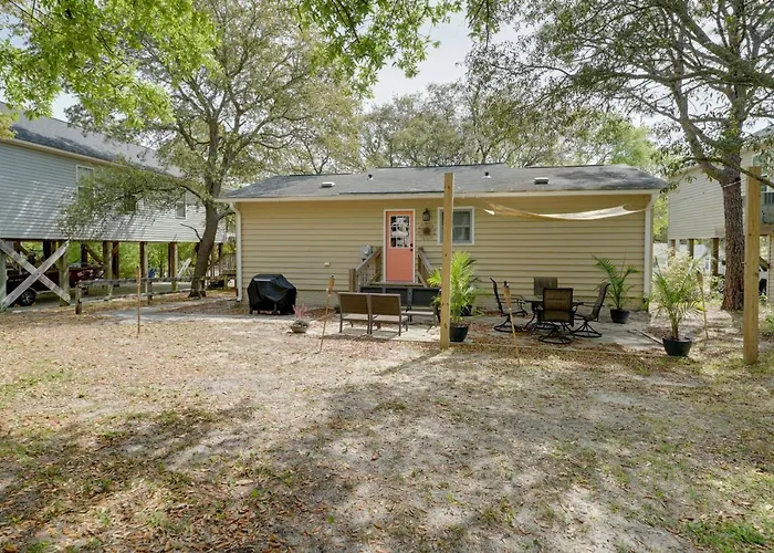 Oak Island Vacation Rental < 1 Mi To Beach!