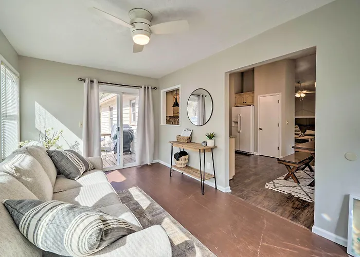 Oak Island Getaway W/ Yard - Walk To Beach!