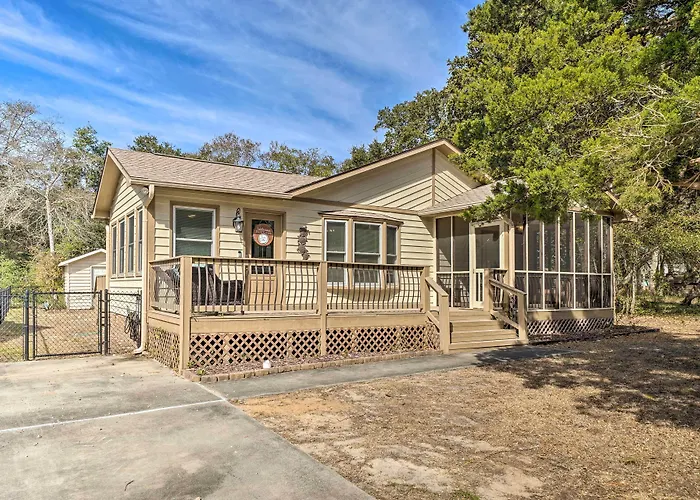 Oak Island Getaway W/ Yard - Walk To Beach!