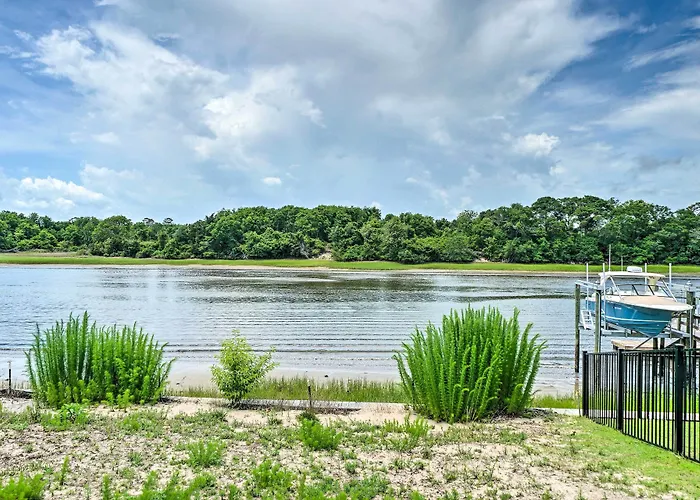 Modern Oak Island Escape: 1 Mile To Long Beach!