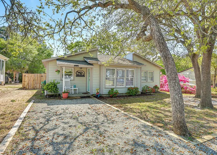 Oak Island Home W/ Fenced Yard, Walk To Long Beach